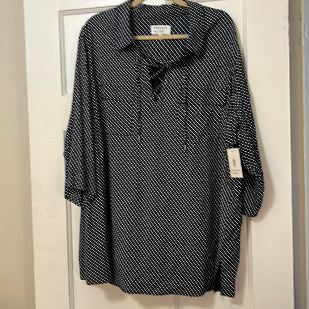 Prescott New York 4X navy top with white box design. New with tags.